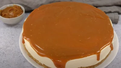 Resep Salted Caramel Cheesecake, Dijamin Lembut Tanpa Pemanis Buatan (image from screenshot Youtube the baking explorer)