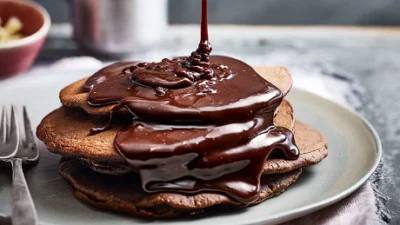 Ngemil Pancake Coklat dengan Saus Coklat yang Lumer, Bikin Mood Naik Drastis (Image From: Delicious Magazine)