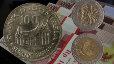 Cek Disini! Seorang Kolektor Mencari Uang koin Rp100 Bergambar Rumah Gadang dengan Harga Rp3 juta per keping