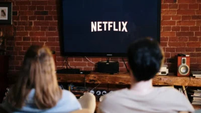 5 Series Populer Netflix 2023 yang Bisa Kamu Tonton di Akhir Minggu (Image From: Pexels/cottonbro studio)