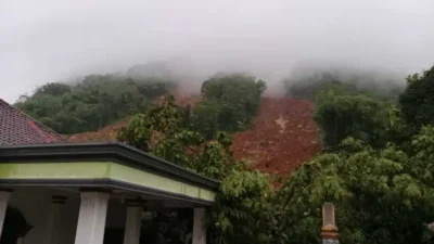 Tegalwaru Purwakarta Longsor di Kamis Sore, Para Warga Langsung Dievakuasi (Image From: Radio PRO FM Purwakarta)