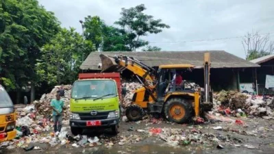 Dinas Lingkungan Hidup Kabupaten Karawang Sebut Kendaraan Rusak Sebabkan Sampah Tak Diangkut