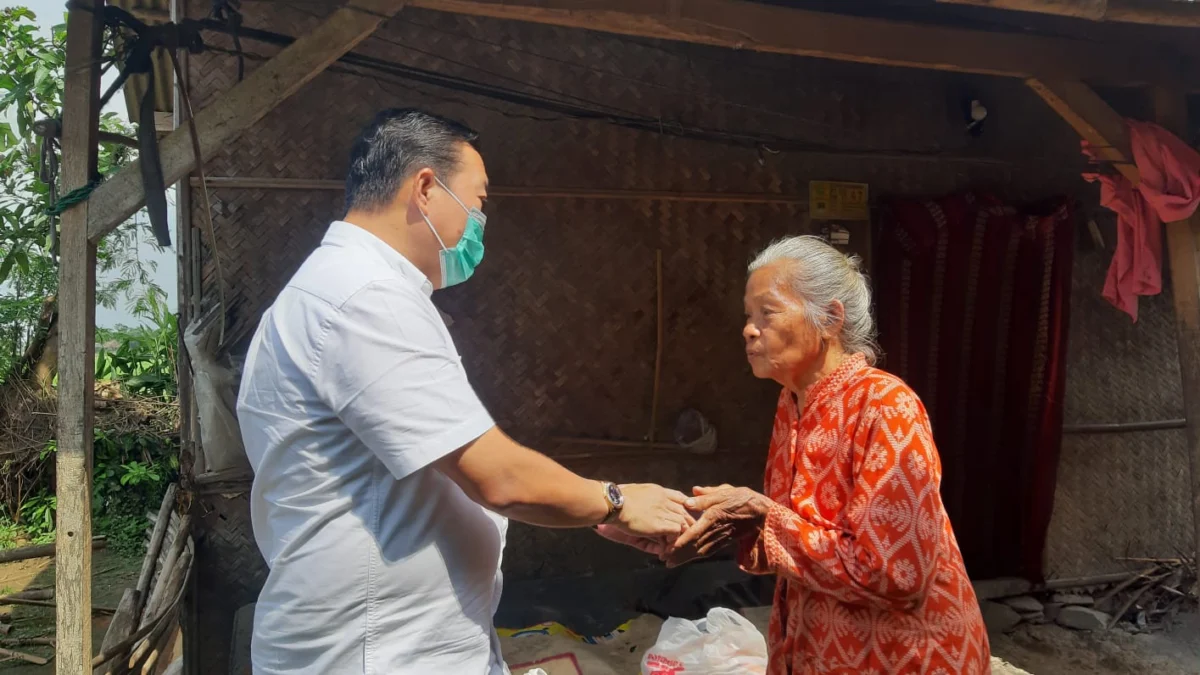Kunjungi Nenek Sebantangkara Dinkes Subang Beri Bantuan dan Cek Kesehatan 