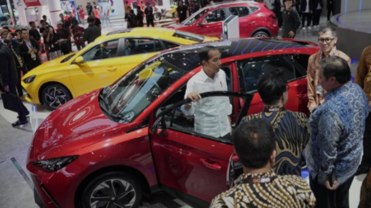 Presiden Jokowi Terpesona dengan Inovasi MG Motor di IIMS 2024