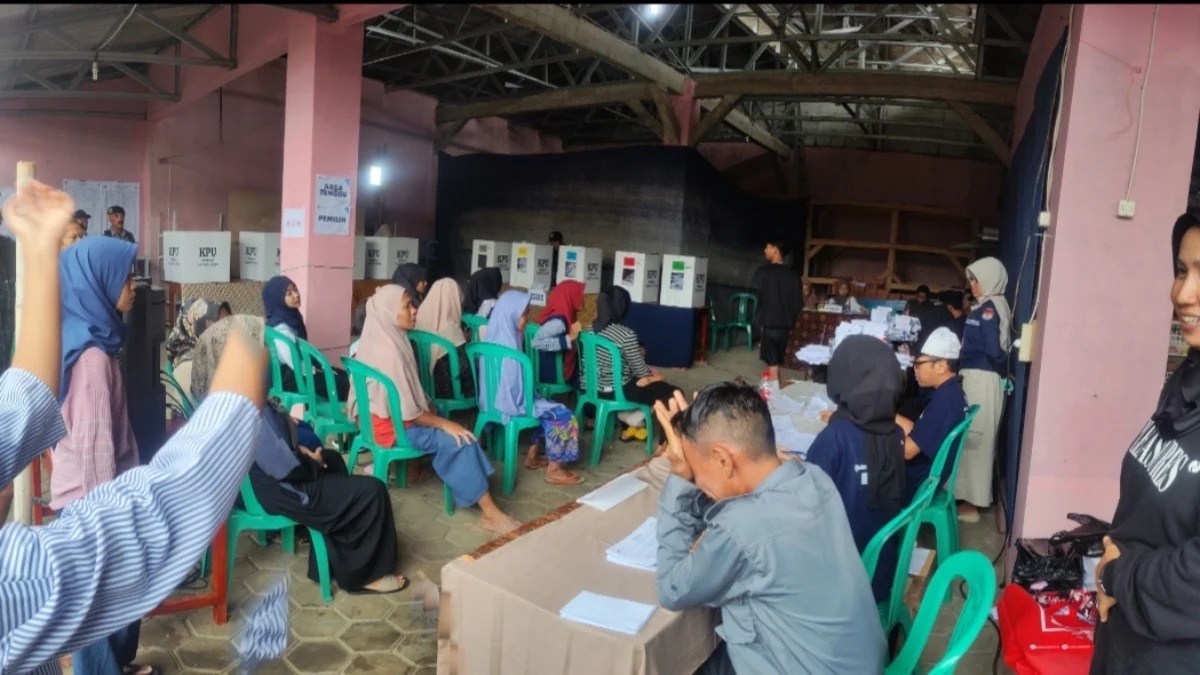 Warga Desa Cidahu Kecamatan Pasawahan Purwakarta Antusias Ikuti Hak Pilih di TPS
