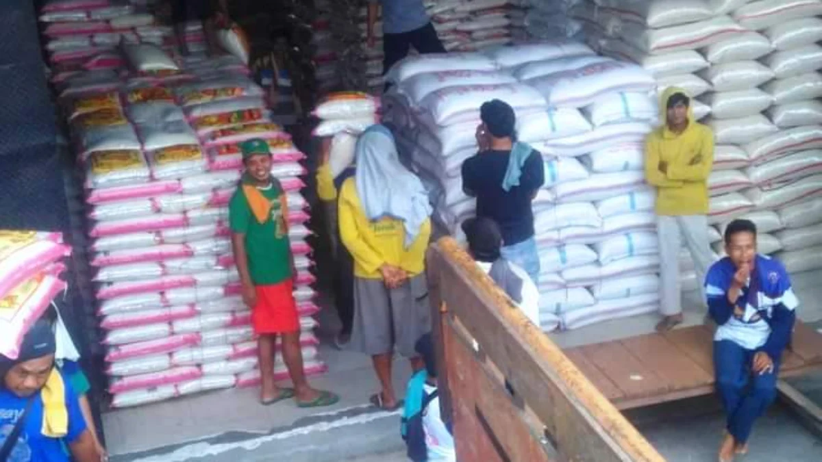 Harga Beras Turun di Pasar Johar Karawang