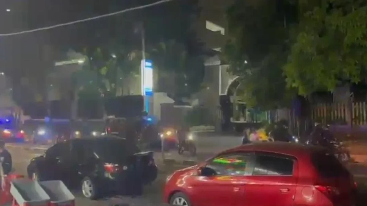 Video Viral Gedung Kejagung Dikepung Brimob. (Sumber Gambar: any sources/reqnews.com)
