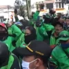 Polisi Alihkan Lalu Lintas di Jalan Diponegoro untuk Menghadapi Aksi Unjuk Rasa Ojol